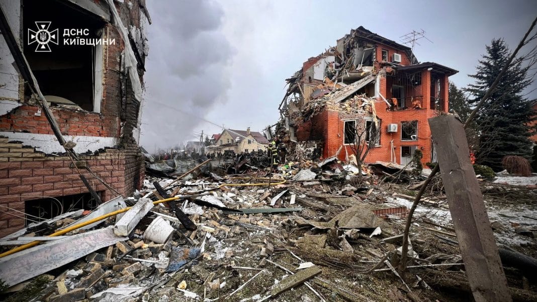 Рятувальники розбирають завали після російського обстрілу на Київщині