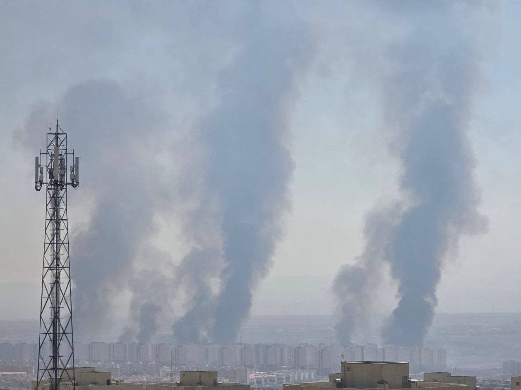 photo_2026-02-22_14-29-55 Pillars of smoke over the city of Parand in Iran after explosions