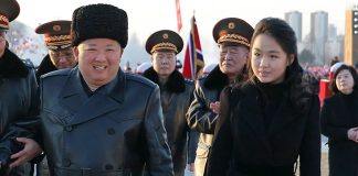 Донька Кім Чен Ина отримала роль у ракетній програмі Кім Чен Ин із донькою Чжу Е на військовому заході