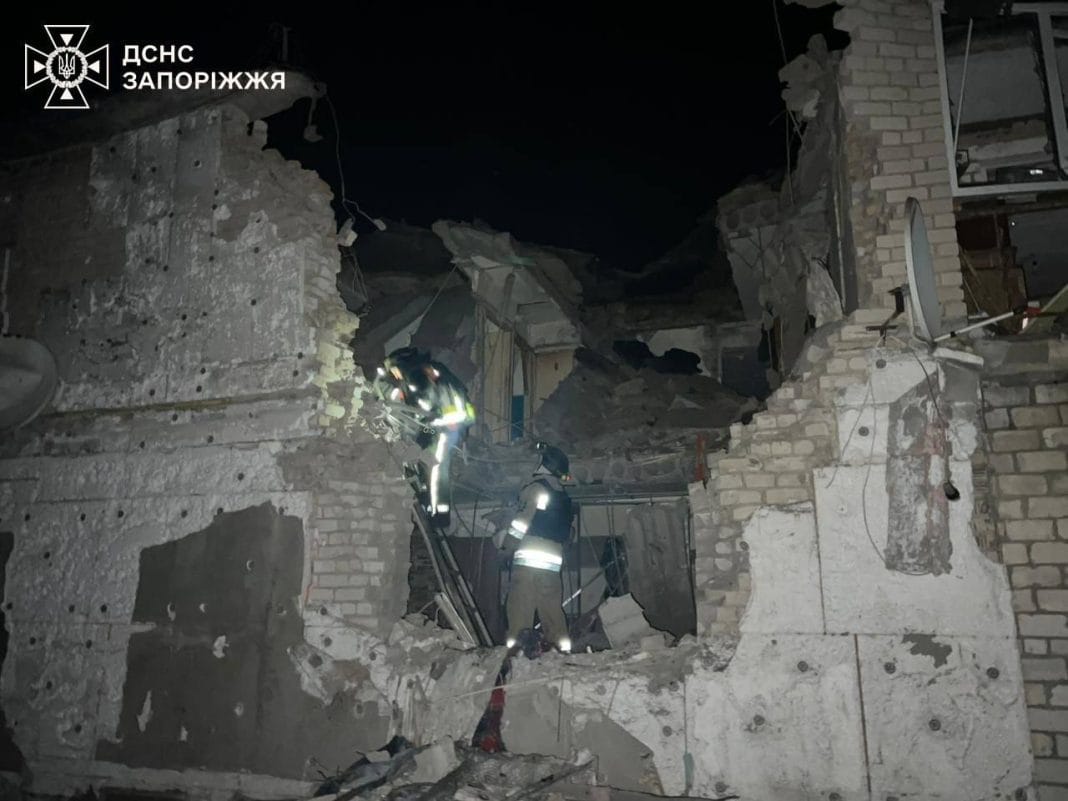 Рятувальники розбирають завали зруйнованого будинку в Запорізькій області