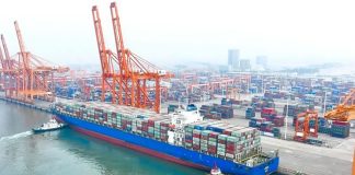 Торговий порт у Китаї з контейнерами