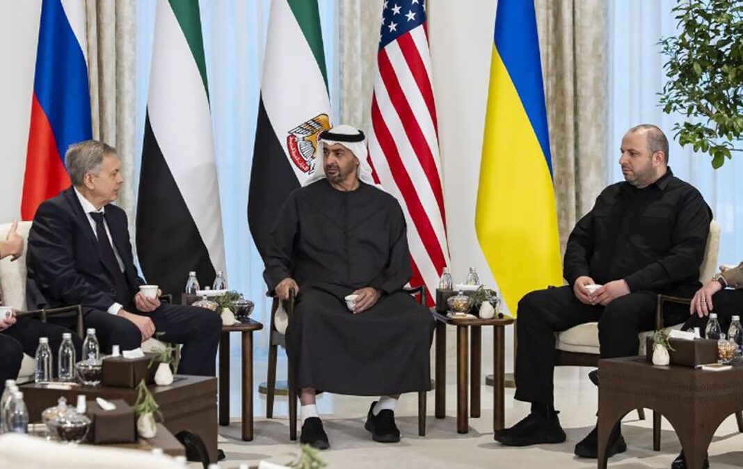 Переговори дипломатів за столом