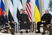 Переговори дипломатів за столом