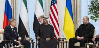 Переговори дипломатів за столом