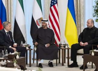 Переговори дипломатів за столом