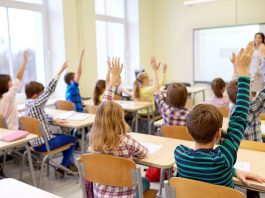 В УКРАЇНІ ПОСИЛИЛИ КОНТРОЛЬ ЗА ВІДВІДУВАННЯМ ШКІЛ українські школярі на уроці в класі