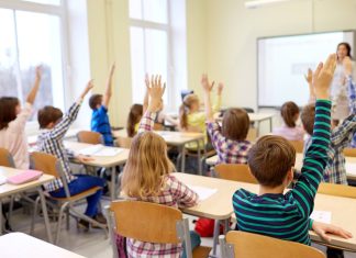 В УКРАЇНІ ПОСИЛИЛИ КОНТРОЛЬ ЗА ВІДВІДУВАННЯМ ШКІЛ українські школярі на уроці в класі