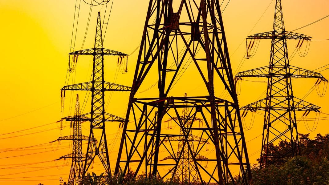 Лінії електропередач на тлі заходу сонця