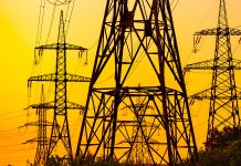 Лінії електропередач на тлі заходу сонця