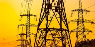 Лінії електропередач на тлі заходу сонця