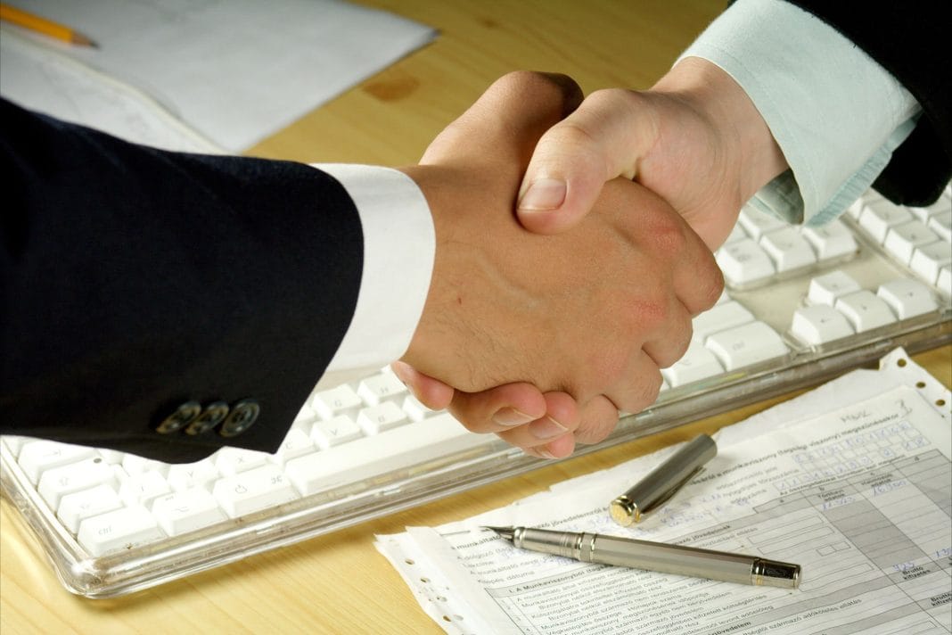 upravlinnya-yak-biznes-3 signing an agreement between entrepreneurs