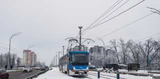 Тролейбус і трамвай у Києві на міському маршруті