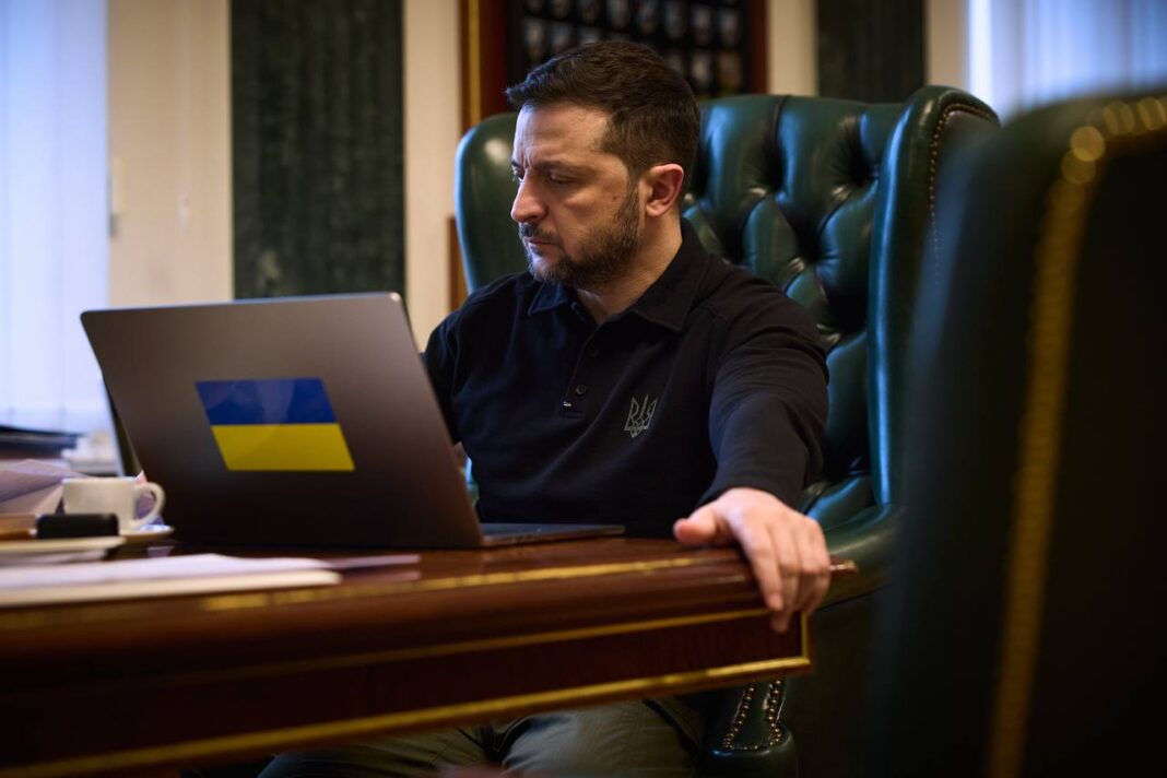 Володимир Зеленський працює за ноутбуком