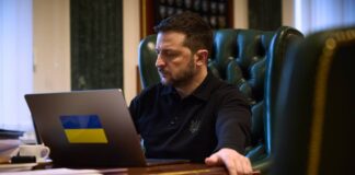 Володимир Зеленський працює за ноутбуком