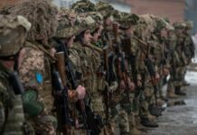 В Україні готують добровільні контракти для мобілізації Українські військові під час служби