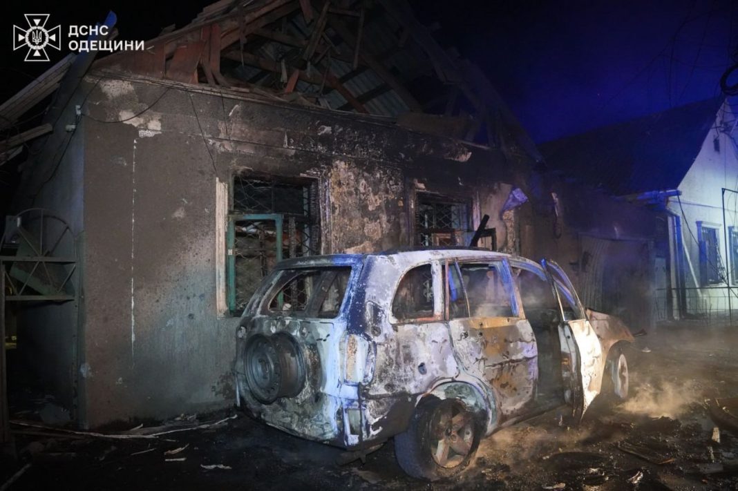 Наслідки нічної атаки РФ на Одещину з пошкодженими будинками та авто