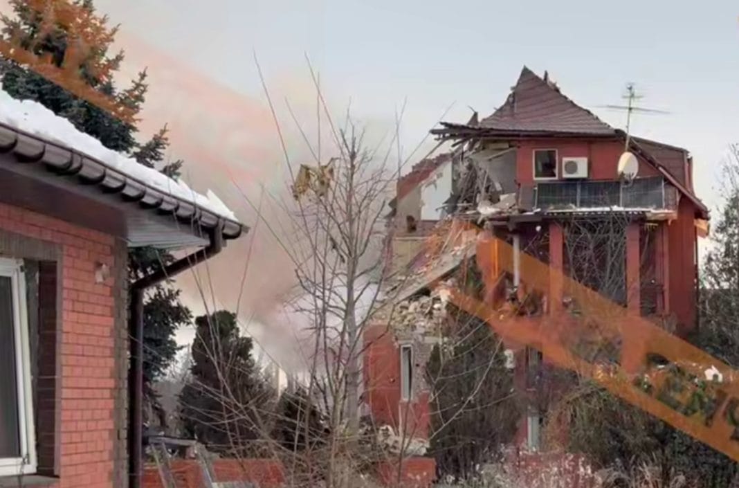 Пошкоджений будинок Дмитра Разумкова