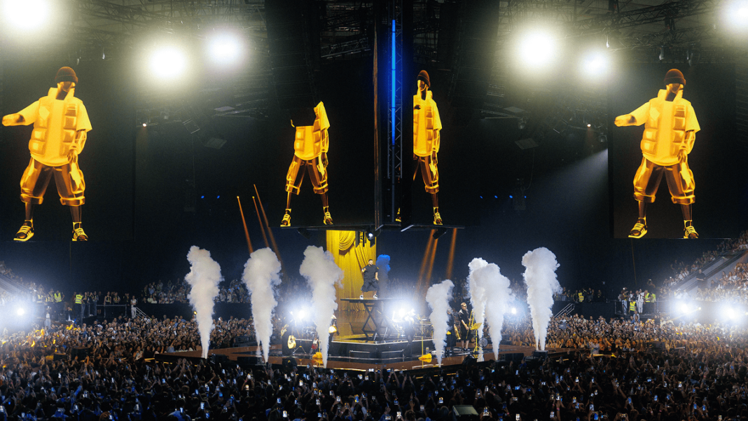 MONATIK виступає на сцені Палацу спорту під час шоу