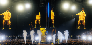 MONATIK виступає на сцені Палацу спорту під час шоу