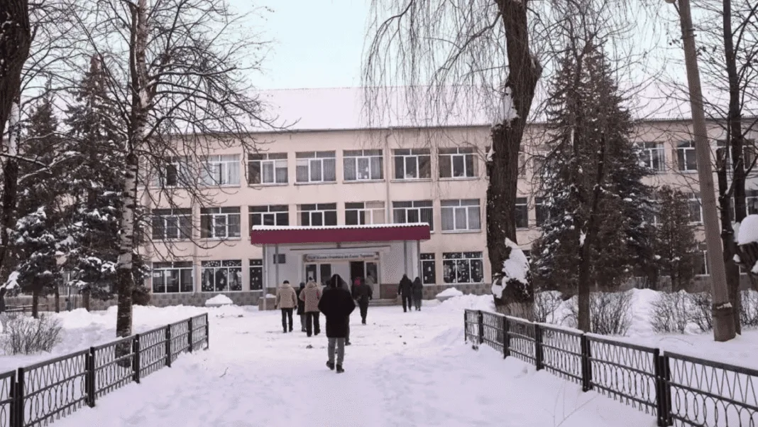головна_1_HOP5TA1 Шкільна будівля в Києві взимку