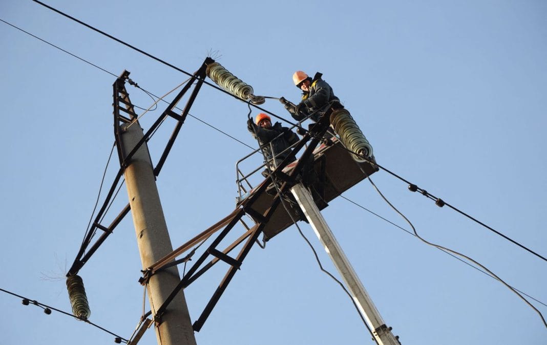 енергетики Енергетики ремонтують пошкоджену електромережу