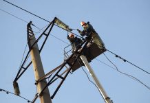 Енергетики ремонтують пошкоджену електромережу