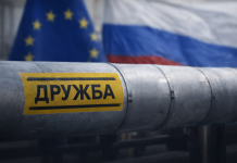 Нафтопровід «Дружба» та прапори ЄС і Росії