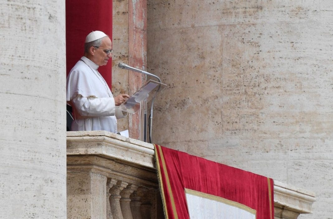Папа Римський Лев під час звернення у Ватикані