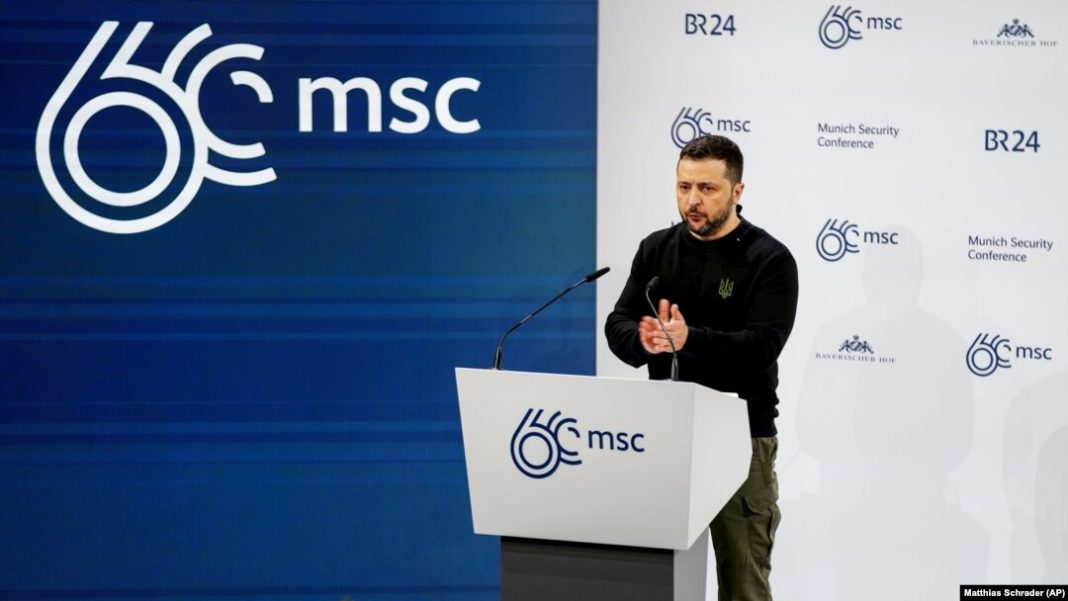 Володимир Зеленський тримає iPad під час міжнародної конференції.