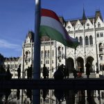 Угорщина тисне на Україну через інцидент з інкасаторами