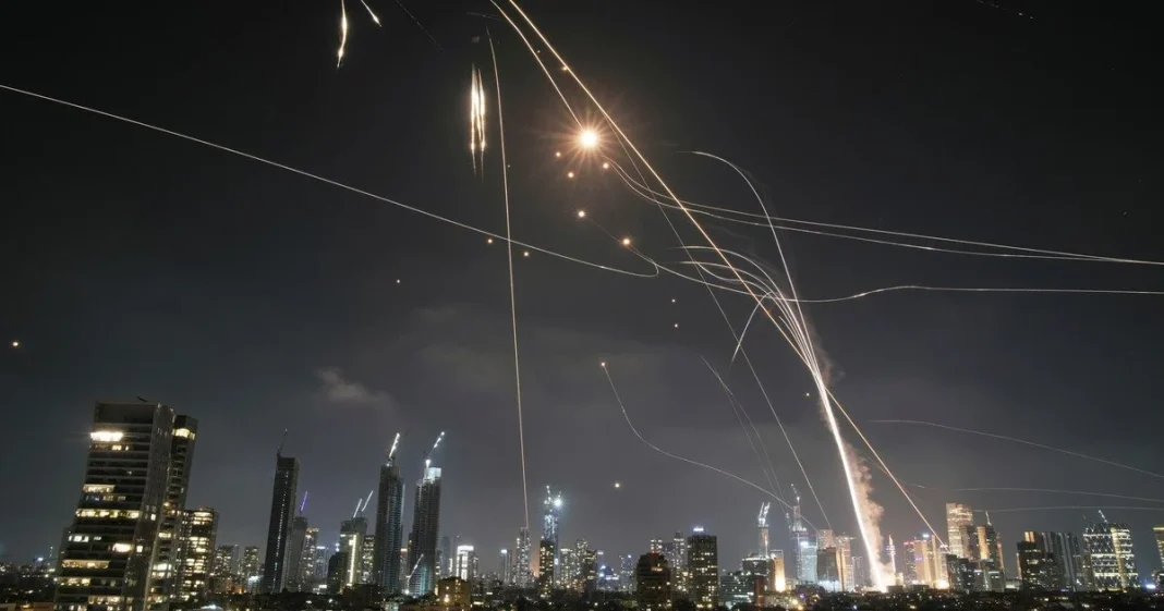 0de2f9f2ffca7fa490dd9ac1749a256c Launch of a missile interceptor against the night sky