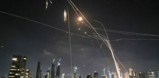 Запуск ракети-перехоплювача системи ПРО на тлі нічного неба