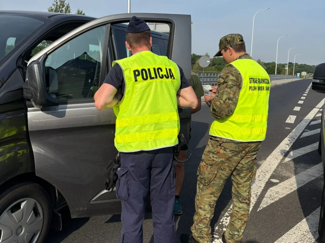 поліція Польщі проводить перевірку документів у мігрантів