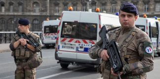 французькі військові патрулюють вулиці під час посилення безпеки