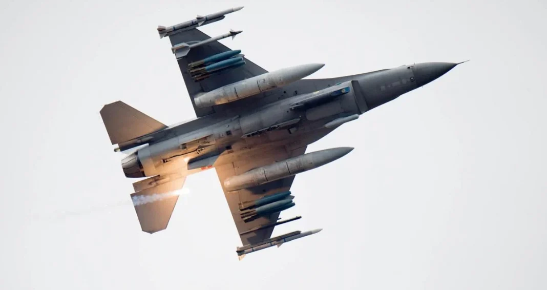 винищувач F-16 у польоті