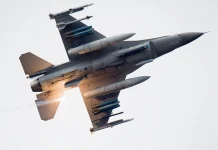Туреччина стягує F-16 та ППО до Кіпру винищувач F-16 у польоті