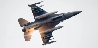 Туреччина стягує F-16 та ППО до Кіпру винищувач F-16 у польоті