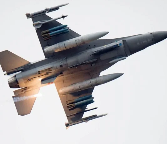 ТУРЕЧЧИНА СТЯГУЄ F-16 ТА ППО ДО КІПРУ винищувач F-16 у польоті