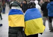 УКРАЇНЦІ ПРОТИ ПОСТУПОК У ВІЙНІ: НОВІ ЦИФРИ ШОКУЮТЬ українки і прапор