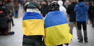 Ukrainian women and the flag