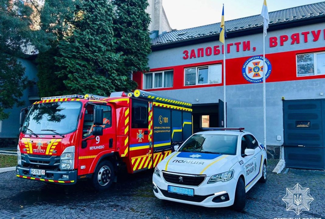 Автомобіль поліції та рятувальників