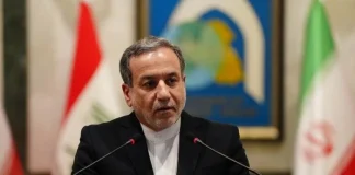 МЗС Ірану під час пресконференції, офіційний представник за трибуною