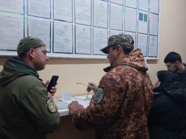 Українські військовозобов’язані під час проходження перевірки документів
