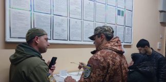Українські військовозобов’язані під час проходження перевірки документів