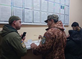 Українські військовозобов’язані під час проходження перевірки документів