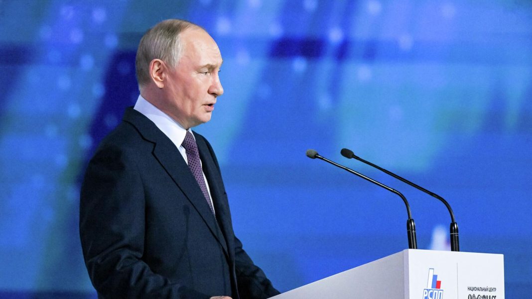 Володимир Путін виступає на публічному заході