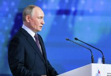 Путін знову виправдовує війну проти України Володимир Путін виступає на публічному заході