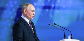 Путін знову виправдовує війну проти України Володимир Путін виступає на публічному заході