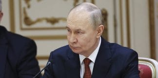 Володимир Путін під час зустрічі з чиновниками у Кремлі