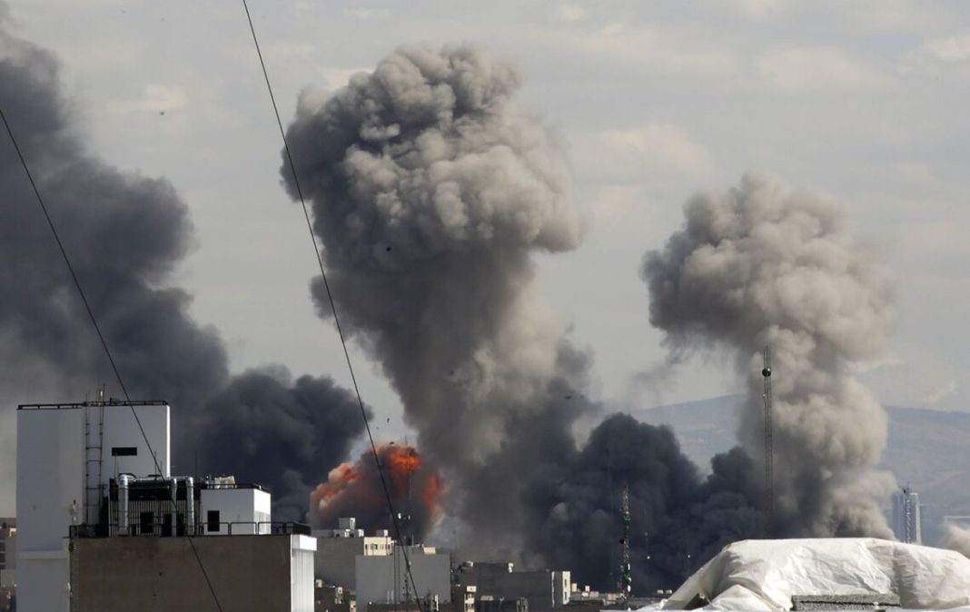 вибухи та дим після удару на Близькому Сході